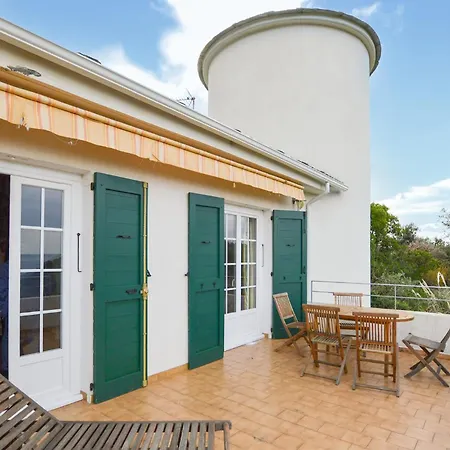 Belle Maison Au Bord De La *