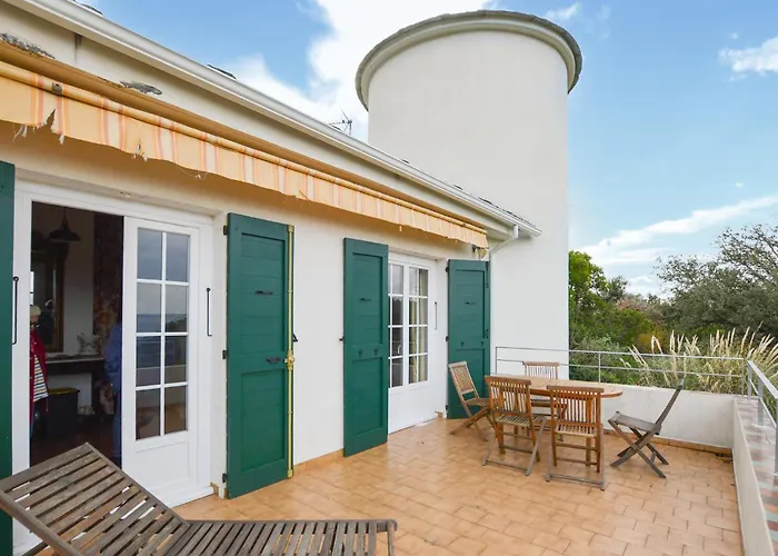 Belle Maison Au Bord De La *